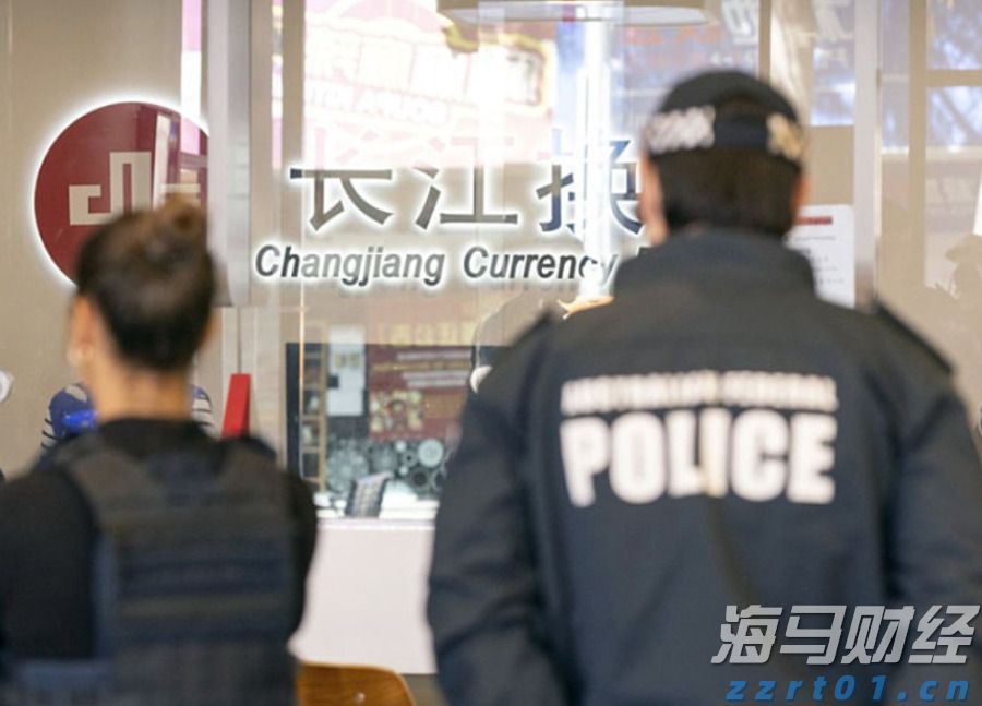 小学生看哥哥们踢十五运会足球赛，一声声加油稚嫩却嘹亮